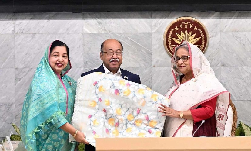 প্রধানমন্ত্রীর কাছে ৩ পণ্যের জিআই সনদ হস্তান্তর