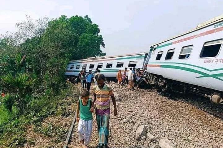 কুমিল্লায় বিজয় এক্সপ্রেসের ৯টি বগি লাইনচ্যুত